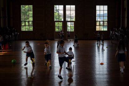 Niños en el regreso a clases en la escuela Buenaventura Corrales.