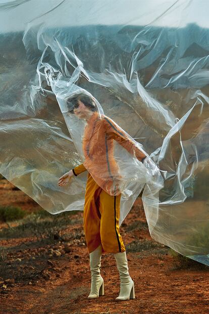 Belleza volcánica. De las erupciones del Timanfaya en el siglo XVIII nacieron las Montañas de Fuego, un paisaje más lunar que terrestre único en el mundo. Vestido de seda y cuero (5.300 €) y botas de ante (1.550 €), ambos de HERMÈS.