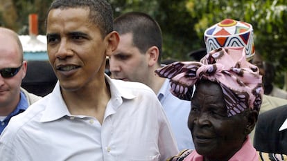 Barack Obama, con su abuela Sarah en 2006.