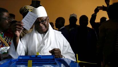 Ibrahim Boubacar Keita, presidente de Malí y vencedor en las elecciones, deposita su voto en primera vuelta, el pasado 29 de julio.