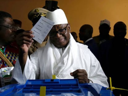 Ibrahim Boubacar Keita, presidente de Malí y vencedor en las elecciones, deposita su voto en primera vuelta, el pasado 29 de julio.