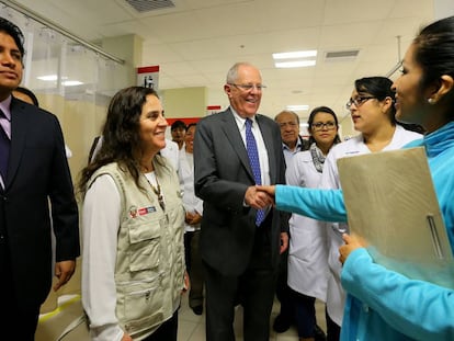 La ministra de salud  Patricia Garc&iacute;a y el presidente Kuczynski recorren hospital de Villa El Salvador ese martes en Lima.