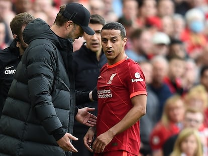 Thiago en el momento de informarle a Klopp de que está lesionado, durante el partido en Anfield.