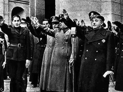 El general Franco junto a Dionisio Ridruejo, Franco Salgado y Gamero del Castillo, ante la tumba de José Antonio Primo de Rivera (1940).