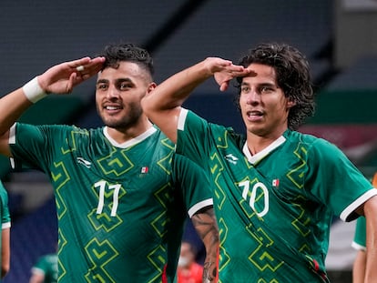 Alexis Vega y Diego Lainez celebran el tercer gol de México contra Japón, este viernes.