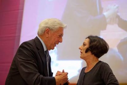 Mario Vargas Llosa y Herta Müller, ayer en la Feria del Libro de Guadalajara (México).