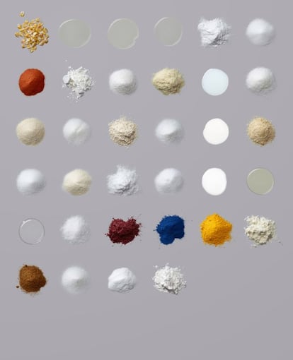 Esta es el 'lienzo' resultante de los ingredientes que componen una bolsa de nachos. De arriba a abajo y de izquierda a derecha:
Maíz, aceite de maíz, aceite de colza, aceite de girasol, maltodextrina (hecha de maíz), sal, tomate en polvo, maicena, lactosa, suero, leche desnatada, sólidos de jarabe de maíz, cebolla en polvo, azúcar, ajo en polvo, glutamato monosódico, queso Cheddar (leche, cultivos de queso, sal, enzimas), dextrosa, ácido málico, suero, sabor natural, sabor artificial, acetato de sodio, colorantes artificiales (rojo 40, azul 1, amarillo 5), caseinato de sodio, especias, el ácido cítrico, inosinato disódico, uanilato disódico