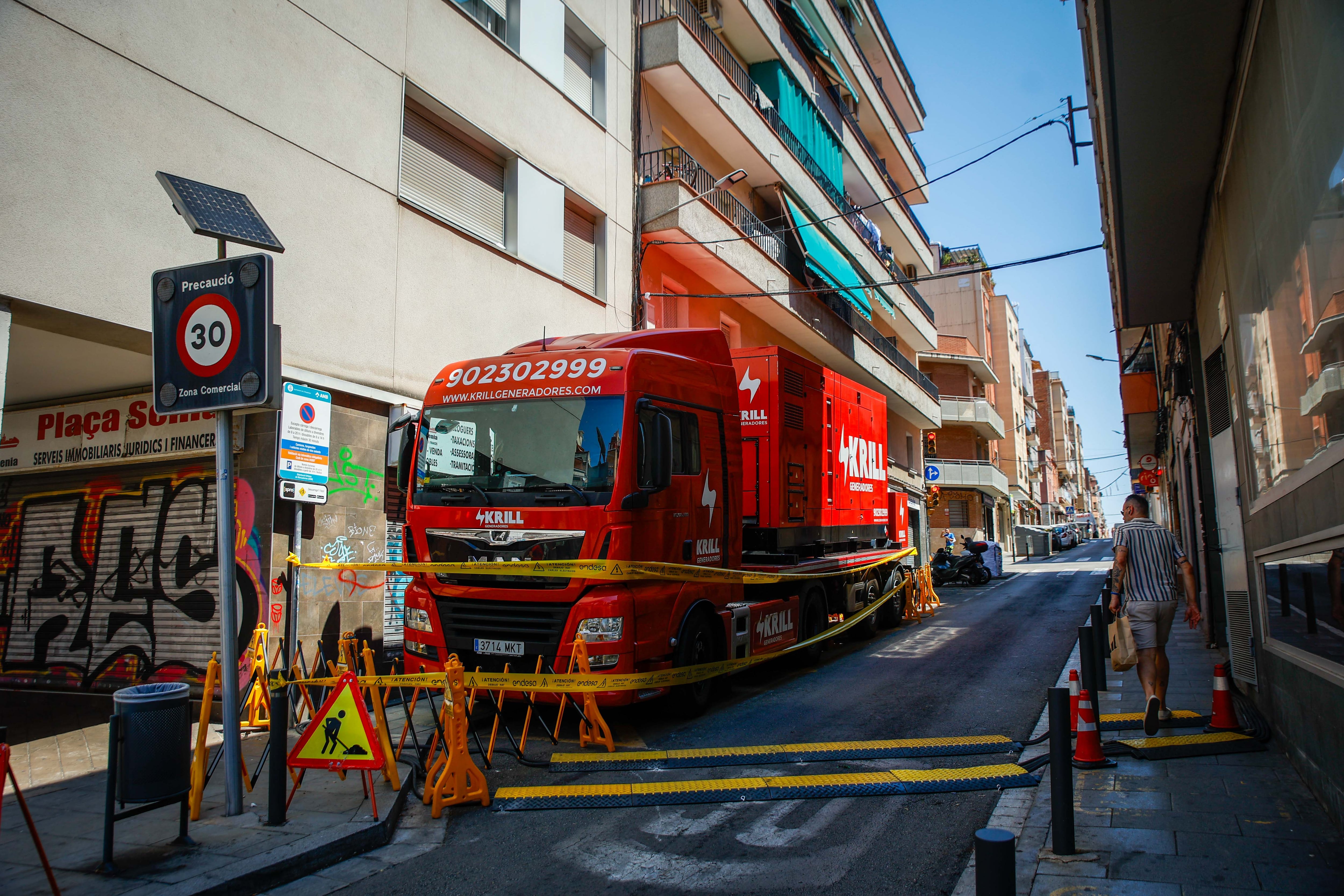Noche tórrida y sin luz en el barrio más denso de Europa: "He perdido todo lo de la nevera"