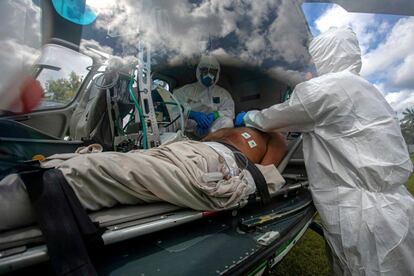 Un residente de Divino Espirito Santo del Río Pacaja, que sufre de síntomas de covid-19, es trasladado en un helicóptero-ambulancia al Hospital Santa Casa de Misericordia en Belem, en Brasil.