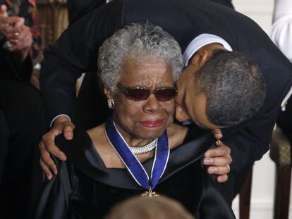 Obama beija Maya Angelou após homenageá-la em 2011.