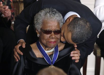 Obama beija Maya Angelou após homenageá-la em 2011.