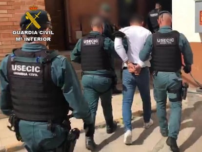 GRAF7384. CASTELLÓN, 07/04/2019.- Captura de un video facilitado por la Guardia Civil, de la detención del novio de la joven de 20 años desaparecida desde el pasado mes de febrero en Vinaròs (Castellón) cuyo cadáver ha sido encontrado este domingo en Ulldecona (Tarragona). Tras su arresto, la pareja de la chica ha confesado dónde estaba el cuerpo. EFE/ Guardia Civil ***SOLO USO EDITORIAL***