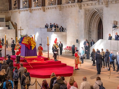 Joe y Jill Biden, arriba a la derecha, presentan sus respetos ante el féretro de Isabel II, este domingo en Londres.