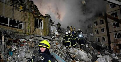 Edificio residencial destruido por un misil en Dnipro (Ucrania), este domingo.