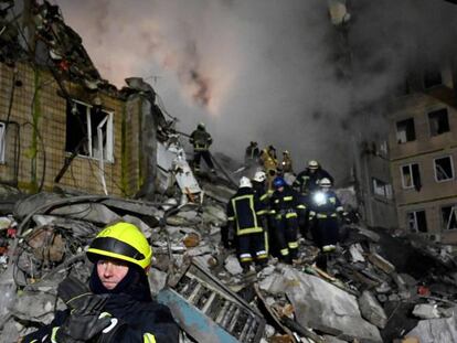 Edificio residencial destruido por un misil en Dnipro (Ucrania), este domingo.