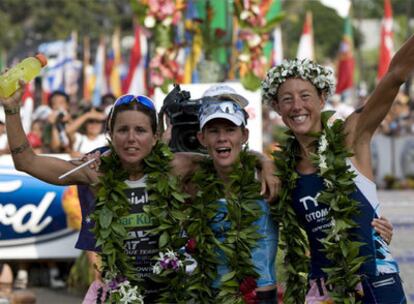 La inglesa Chrissie Wellington, la australiana Miranda Carfrae y la española Virginia Berasategui celebran el primer, segundo y tercer puesto
