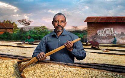 Imagen de noviembre. El padre Peter Kilasara, un misionero de Tanzania de la Congregación del Espíritu Santo y es responsable de la Kirua Children Association. Es retratado entre granos de café puestos a secar.