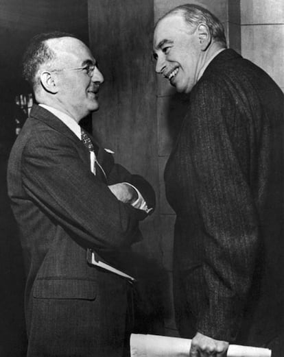 Harry Dexter White charla con John Maynard Keynes (derecha) en 1946.