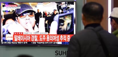 Sul-coreanos veem notícias sobre a morte de Kim Jong-nam.