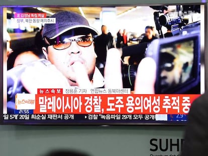Sul-coreanos veem notícias sobre a morte de Kim Jong-nam.