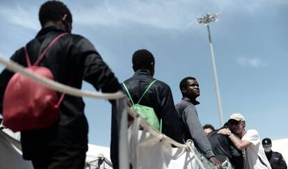 Migrantes do 'Aquarius' na chegada ao porto de Valência no domingo.