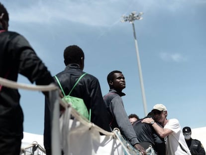 Migrantes do 'Aquarius' na chegada ao porto de Valência no domingo.