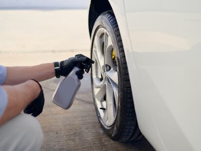 Artículo de EL PAÍS Escaparate que describe el espray abrillantador top ventas para neumáticos y plásticos del coche