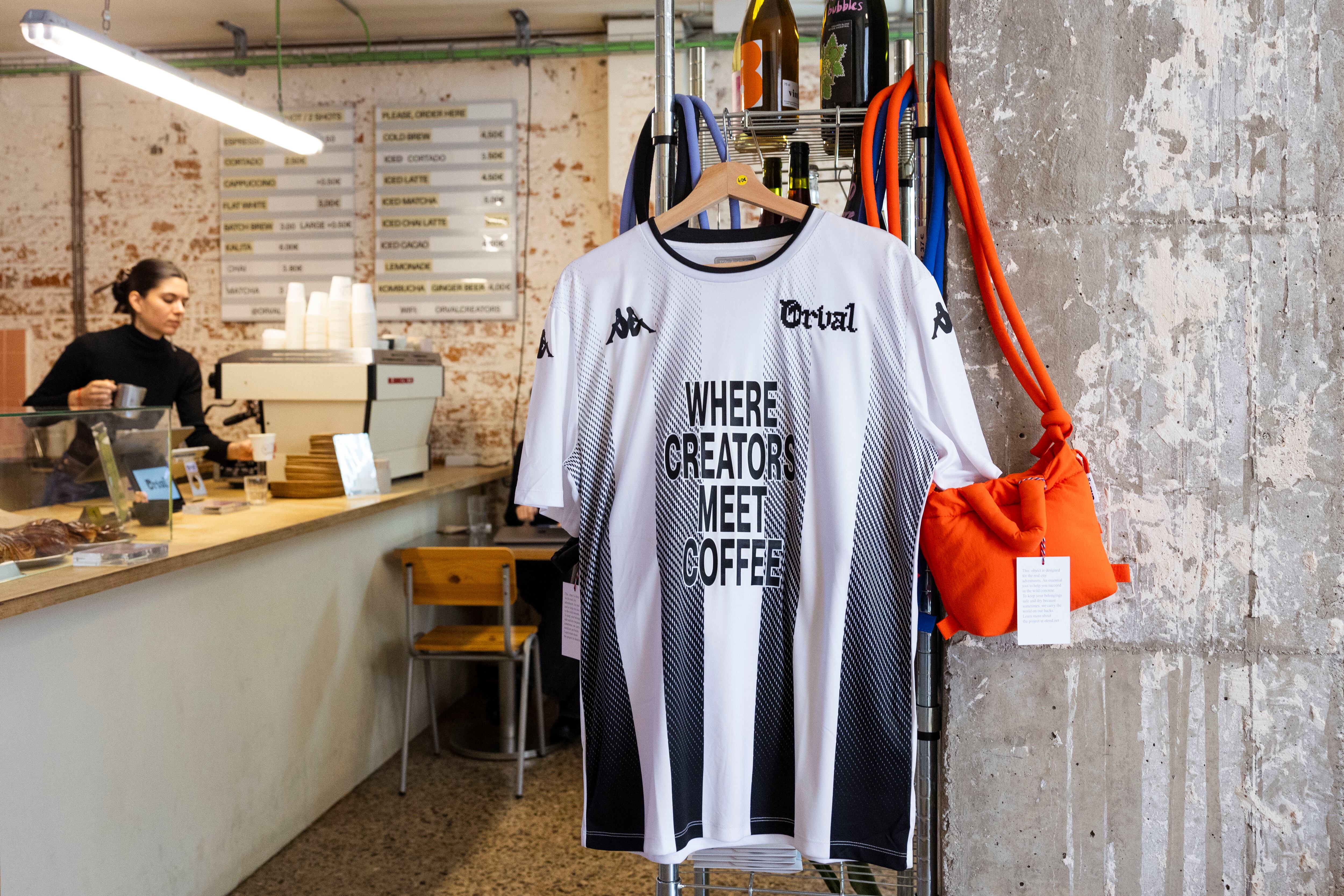 La camiseta de estilo futbolístico de la cafetería Orval de Barcelona.