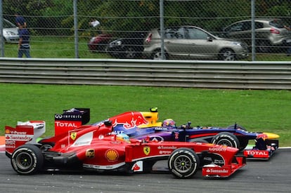 Fernando Alonso intenta adelantar a Mark Webber.