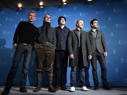 El director J. C. Chandor (centro), en la Berlinale, junto a los actores de <i>Margin call. </i>De izquierda derecha: Paul Bettany, Jeremy Irons, Kevin Spacey y Zachary Quinto.