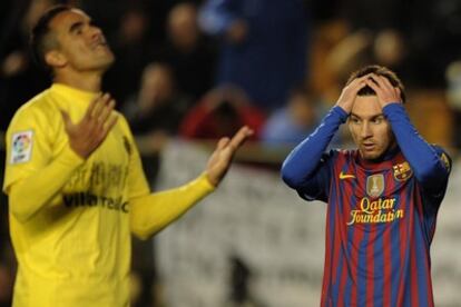 Leo Messi rues a missed chance next to Ángel Lafita.