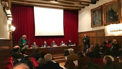 Un momento del acto conmemorativo del 400 aniversario de la publicación de 'El Quijote' en la Acadèmia de les Bones Lletres de Barcelona.