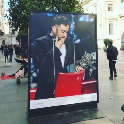 "Sevilla tiene un color especial", aseguraba el director de cine J. A. Bayona en su perfil de Instagram, donde colgaba una foto suya ganando un Goya de las que se han expuesto en el centro de Sevilla.