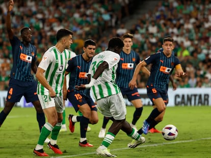 El joven delantero del Betis Assane Diao marca el primer gol ante el Valencia.