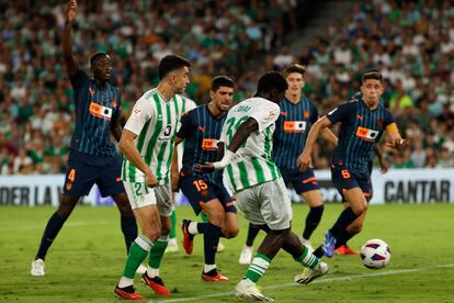 El joven delantero del Betis Assane Diao marca el primer gol ante el Valencia.