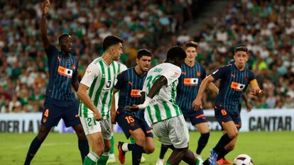 El joven delantero del Betis Assane Diao marca el primer gol ante el Valencia.