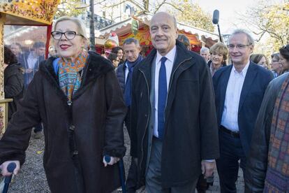 Alain Juppé (centro) visita el mercado de Navidad de Burdeos.