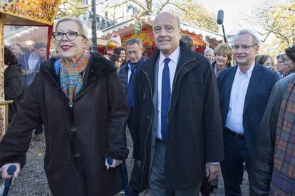 Alain Jupp&eacute; (centro) visita el mercado de Navidad de Burdeos.