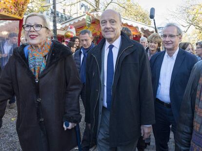 Alain Jupp&eacute; (centro) visita el mercado de Navidad de Burdeos.