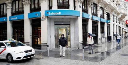 Oficia del Banco Sabadell en una céntrica calle de Madrid.