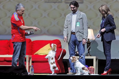 El adiestrador de perros César Millán (a la izquierda) durante el espectáculo de anoche.