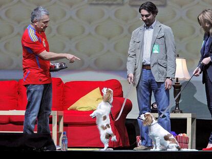 El adiestrador de perros César Millán (a la izquierda) durante el espectáculo de anoche.
