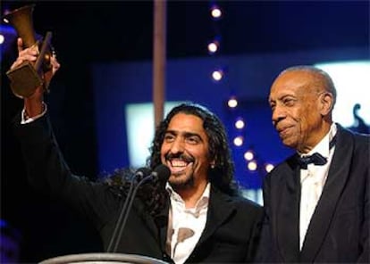 Diego El Cigala (izqda.) y el músico cubano Bebo Valdés tras ser galardonados con el premio al Mejor Álbum por <I>Lágrimas negras</I>.