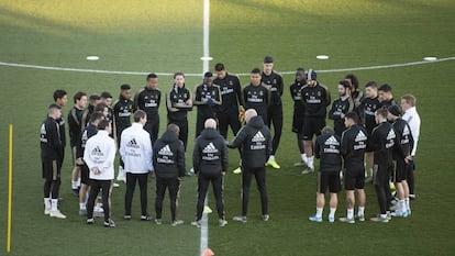 Zidane, con la plantilla madridista, antes de un entrenamiento.