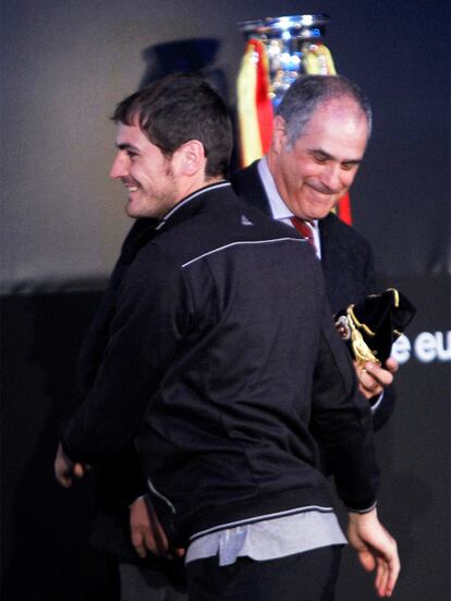 Los guardametas Casillas y Zubizarreta, sonrientes en el acto.