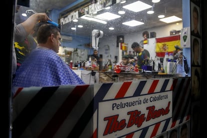 Una peluquería en el barrio de Entrevías. A muchos la recuperación económica les parece un mito y algunos no han notado mejoría en las calles desde que llegó al Ayuntamiento la plataforma de izquierda de Manuela Carmena en 2015, que se impuso con holgura en Entrevías y San Diego. Se quejan de la suciedad y la inseguridad. “Me gusta mucho Carmena pero de los barrios no se ha preocupado”, dice Carmen Sopeña, de 79 años. “Entiendo que todo a la vez no se puede hacer y necesitará más tiempo”.