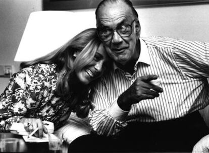 Camilo José Cela y su esposa Marina Castaño celebran la noticia del Premio Nobel en su casa de Guadalajara, el 19 de octubre de 1989. 
/ uly martín
Arriba, libros y obras hacinados en la Fundación Camilo José Cela. Abajo, en el exterior, una locomotora en estado ruinoso.