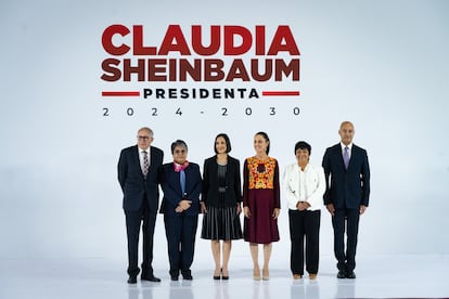 Claudia Sheinbaum con los integrantes de su gabinete que anunció el jueves pasado, en Ciudad de México.