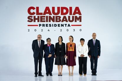 Claudia Sheinbaum con los integrantes de su gabinete que anunció el jueves pasado, en Ciudad de México.