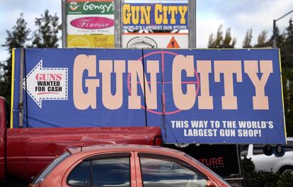 Letreros que señalan a tiendas de pistolas en Christchurch, Nueva Zelanda.